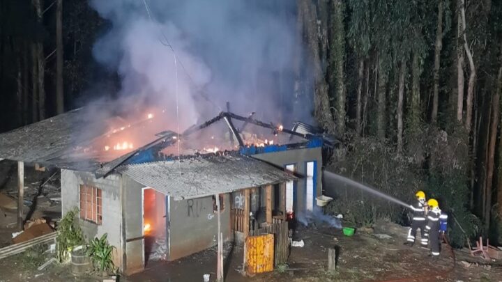 Casa abandonada é tomada por incêndio no Meio-Oeste