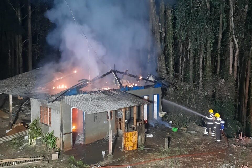 Casa abandonada é tomada por incêndio no Meio-Oeste Casa abandonada é tomada por incêndio no Meio-Oeste