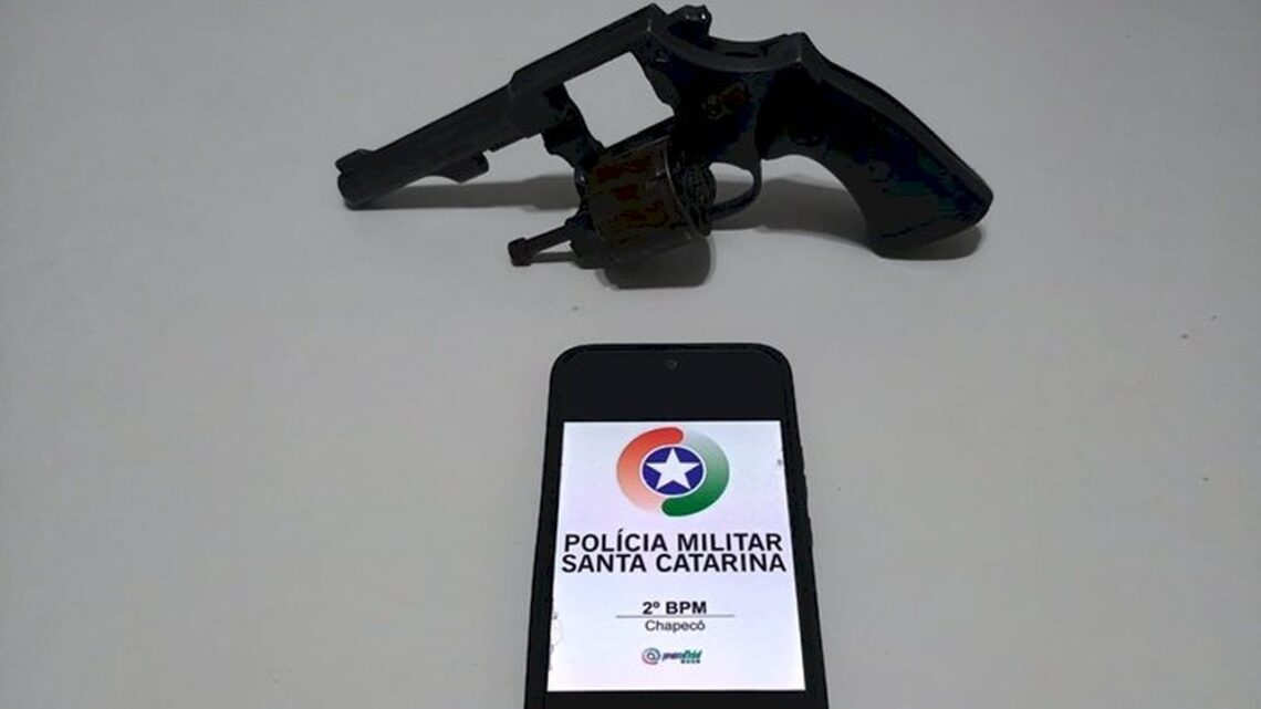 Denúncia leva PM a apreender revólver em residência no interior de Chapecó Denúncia leva PM a apreender revólver em residência no interior de Chapecó