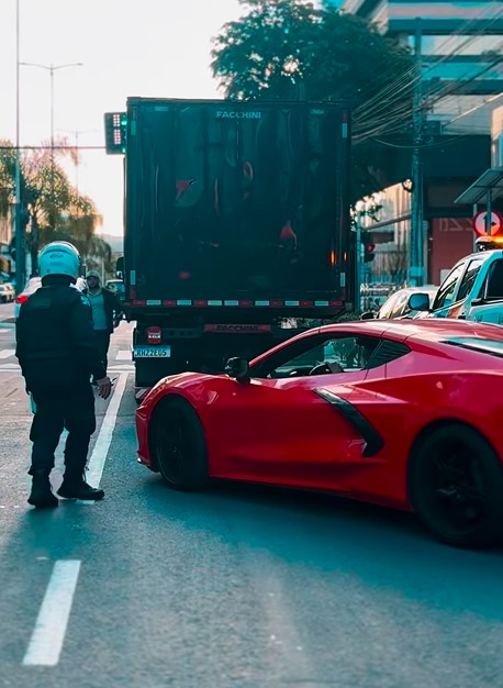 Corvette com R$ 119 mil em multas é apreendido em Balneário Camboriú Corvette com R$ 119 mil em multas é apreendido em Balneário Camboriú