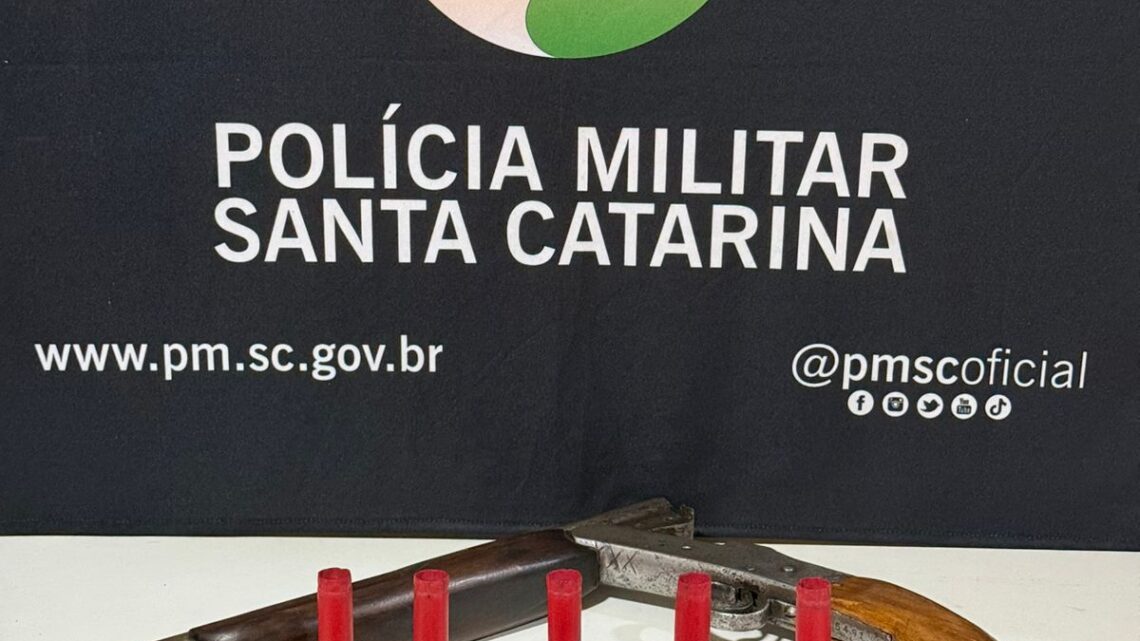 Homem é preso com espingarda e munições de uso restrito em Irani Homem é preso com espingarda e munições de uso restrito em Irani