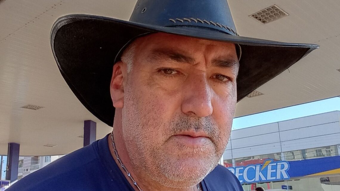 Jovem acusada de matar homem a facadas em Abelardo Luz se entrega à polícia Jovem acusada de matar homem a facadas em Abelardo Luz se entrega à polícia