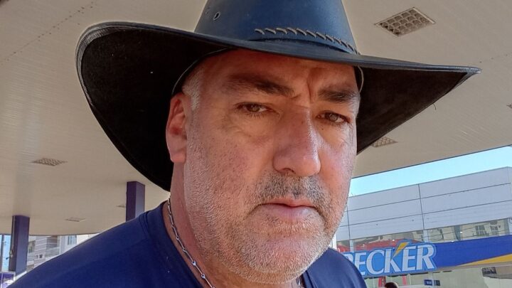 Jovem acusada de matar homem a facadas em Abelardo Luz se entrega à polícia