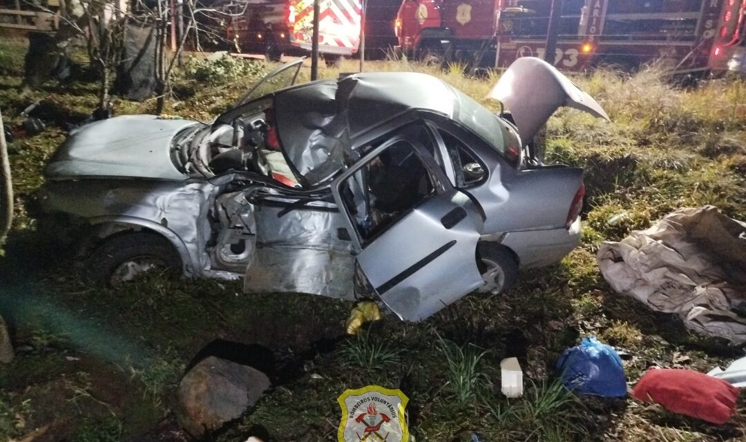 Acidente envolvendo caminhão e carro mata motorista em Caçador Acidente envolvendo caminhão e carro mata motorista em Caçador