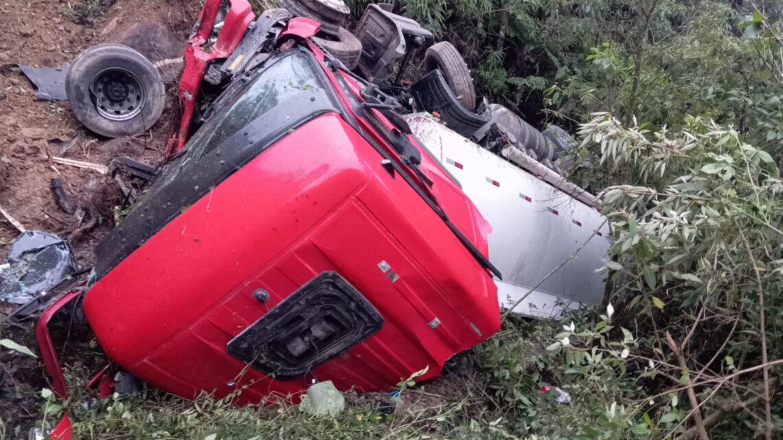 Caminhão tomba e derrama combustível em córrego e mata às margens da SC-110