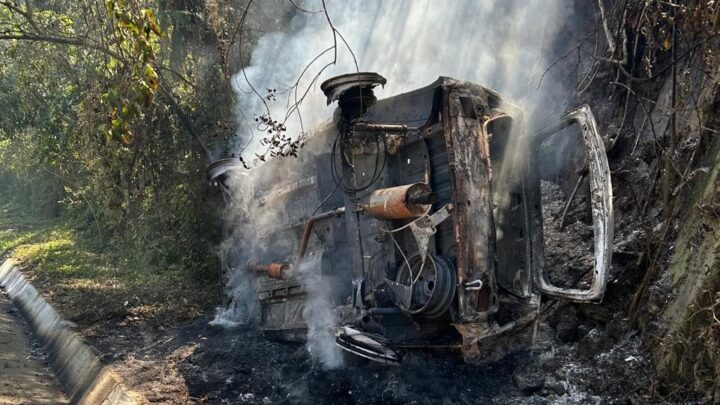 Carro sai da pista, pega fogo e motorista é resgatada por populares