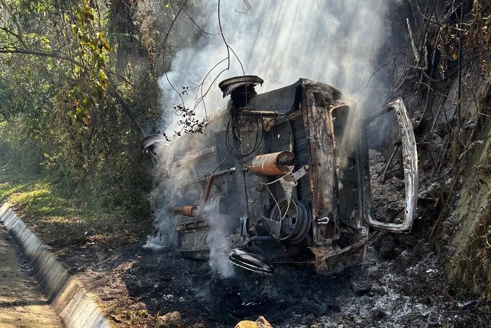 Carro sai da pista, pega fogo e motorista é resgatada por populares Carro sai da pista, pega fogo e motorista é resgatada por populares