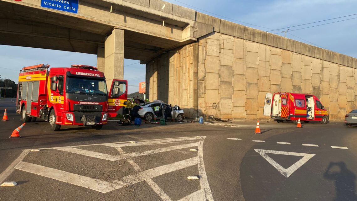 Condutor fica gravemente ferido após bater carro contra viaduto em Chapecó