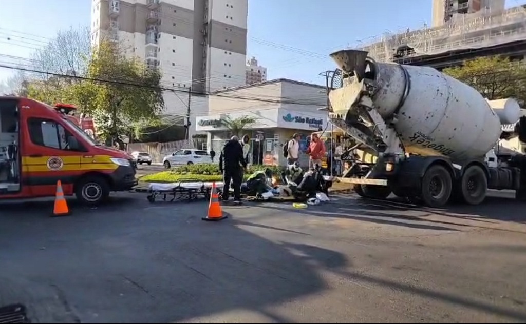 Idosa tem perna amputada ao ser atropelada por caminhão no Centro de Chapecó Idosa tem perna amputada ao ser atropelada por caminhão no Centro de Chapecó