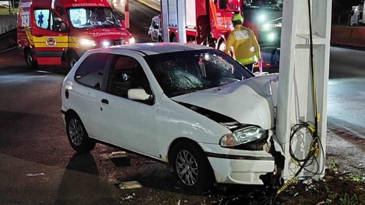 Três ficam feridos após carro bater contra poste em Chapecó