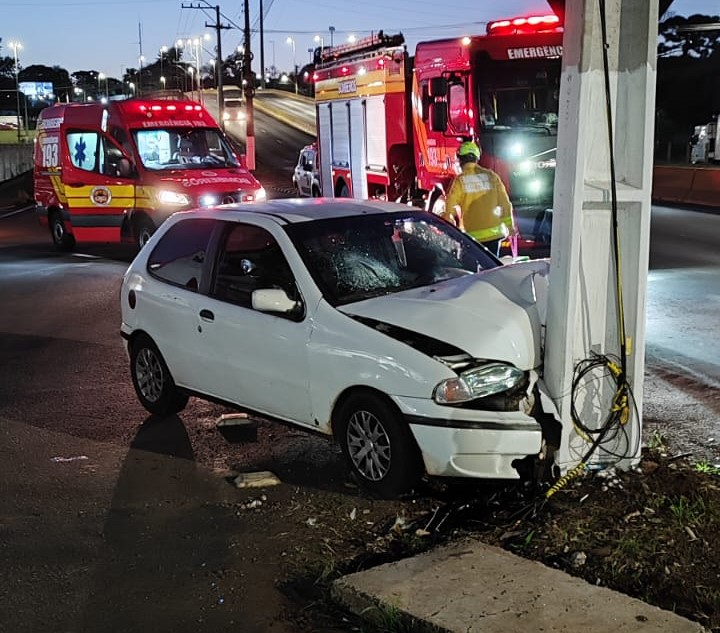 Três ficam feridos após carro bater contra poste em Chapecó Três ficam feridos após carro bater contra poste em Chapecó