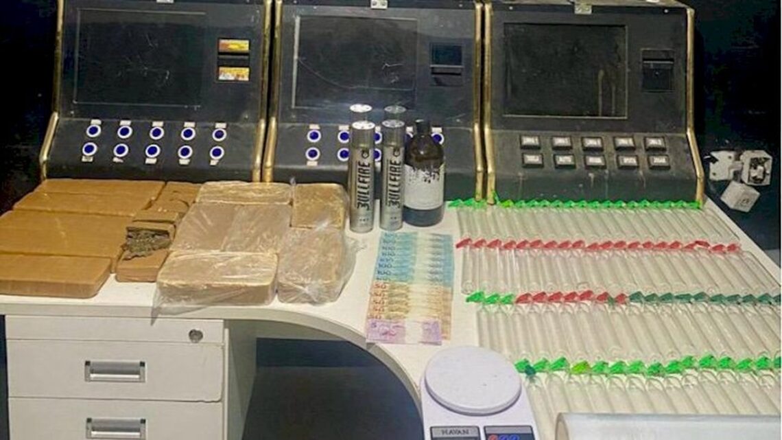 Máquinas de caça-níqueis e drogas são apreendidas em operação contra jogos de azar em Itajaí