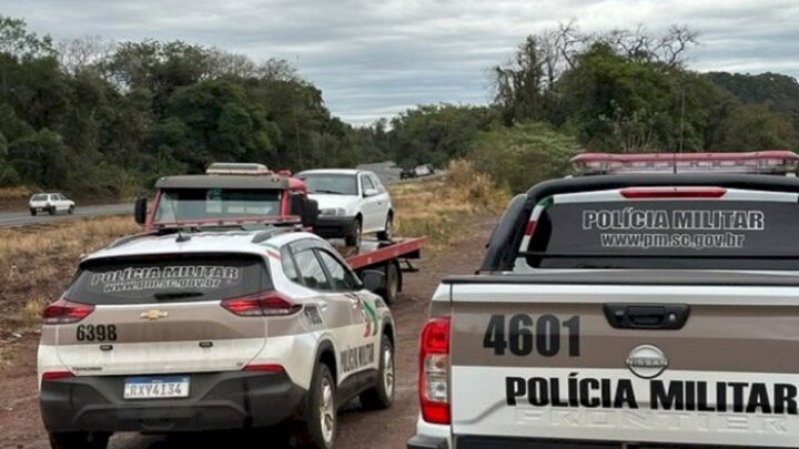 Ação rápida da PM resulta na recuperação de veículo furtado e na prisão de dois suspeitos