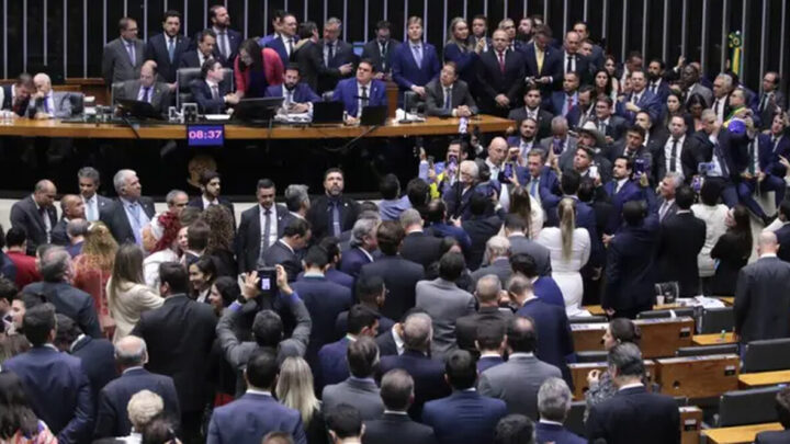 Câmara aprova a urgência da anistia aos envolvidos no 8/1