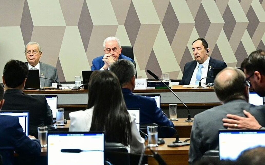 CCJ do Senado rejeita PEC da Blindagem por unanimidade CCJ do Senado rejeita PEC da Blindagem por unanimidade