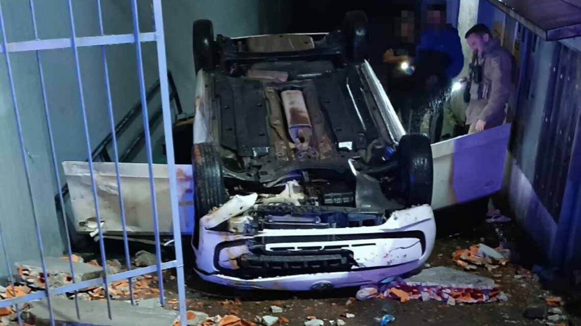 Carro capota após freada brusca e deixa feridos em Joinville