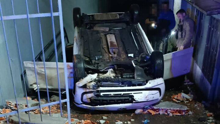 Carro capota após freada brusca e deixa feridos em Joinville