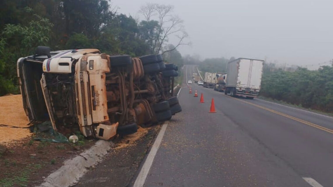 Carreta tomba e motorista fica ferido na BR-282