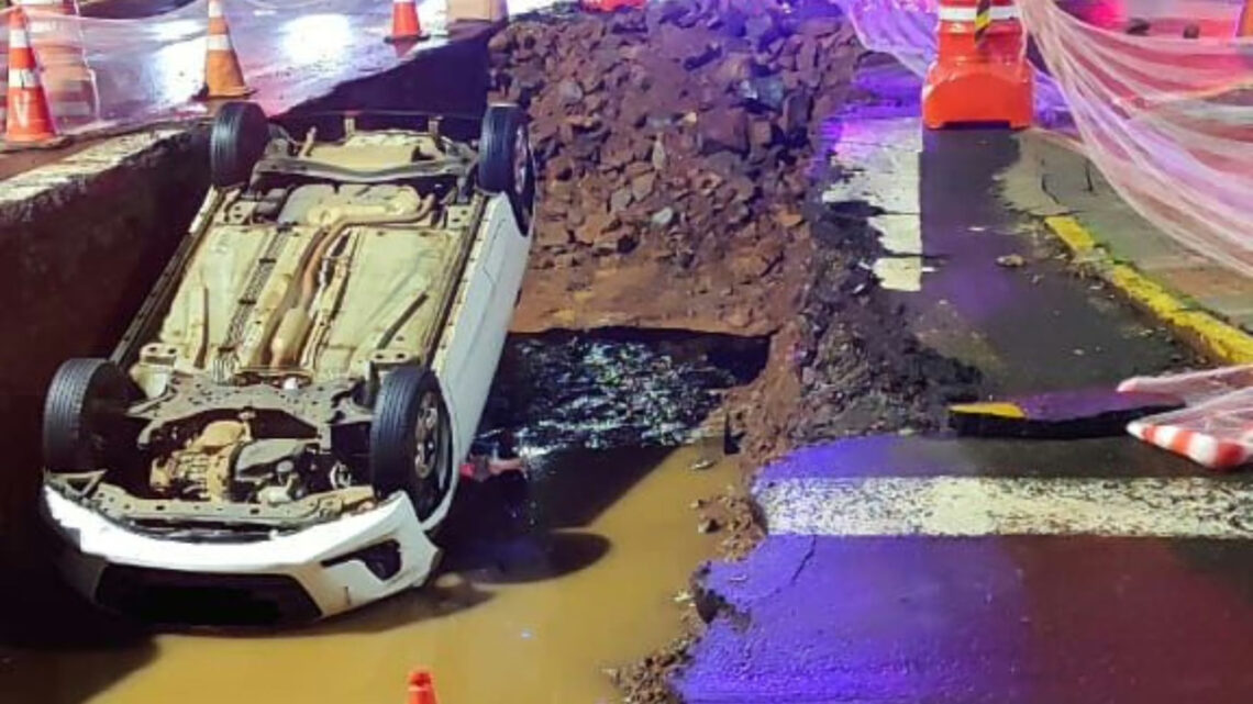 Carro fica ‘de rodas para o ar’ ao cair em grande vala no Oeste de SC
