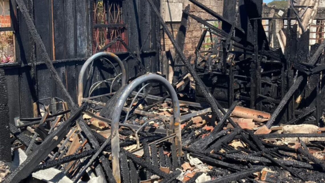 Casa pega fogo e idosa é encontrada morta em quarto em SC