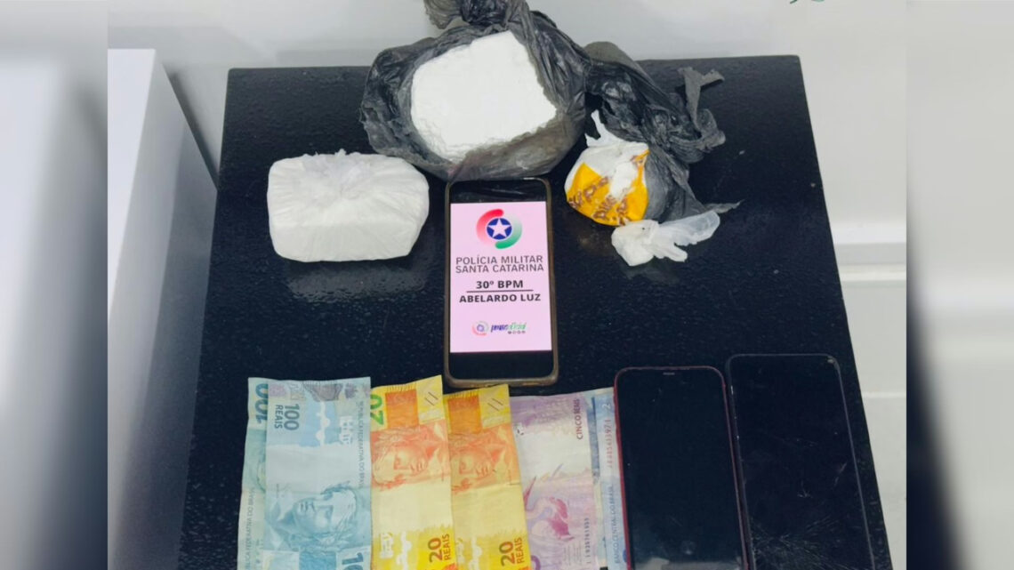 Casal é preso transportando quase 1 kg de cocaína em SC