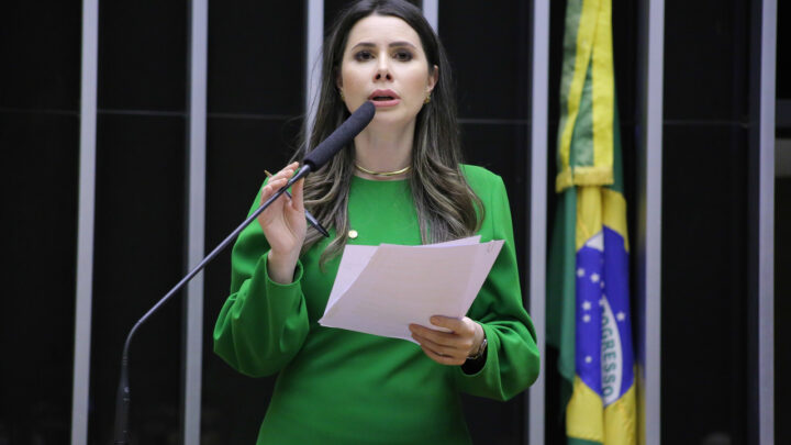 Deputada de SC renuncia cargo de liderança em favor de Eduardo Bolsonaro
