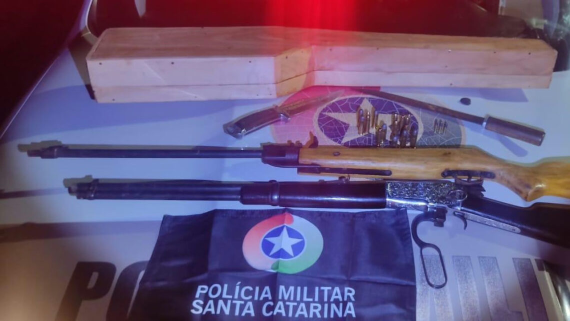 Criança denuncia agressão e homem vai preso ao ameaçar matar companheira em SC