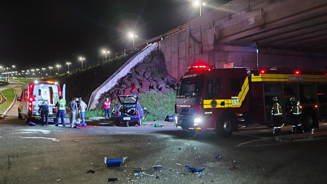 Colisão entre carro e caminhão mobiliza bombeiros na SC-480 em Chapecó