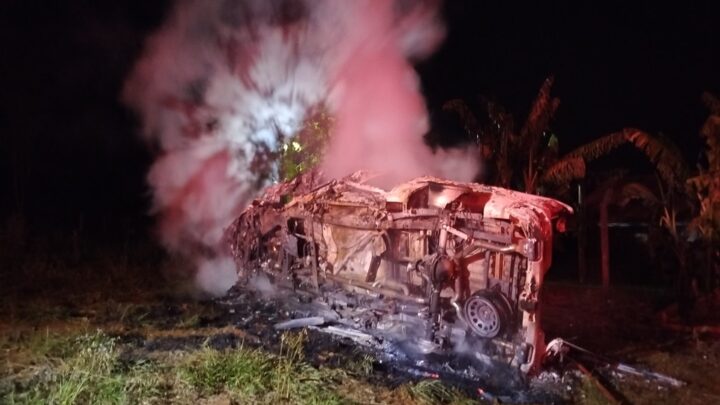 Acidente com capotamento e incêndio mobiliza bombeiros em Flor do Sertão