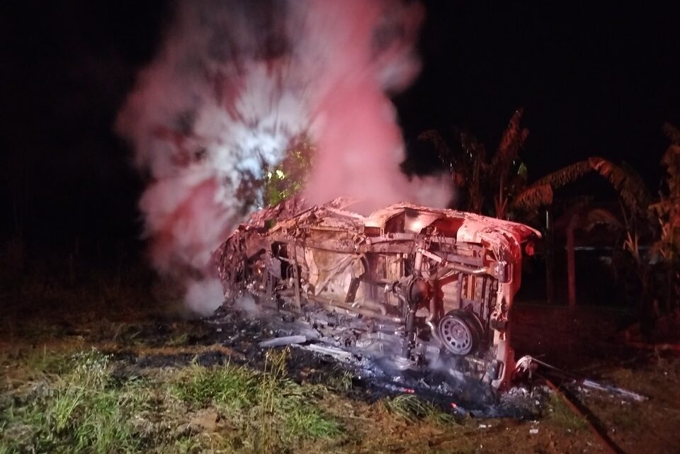 Acidente com capotamento e incêndio mobiliza bombeiros em Flor do Sertão