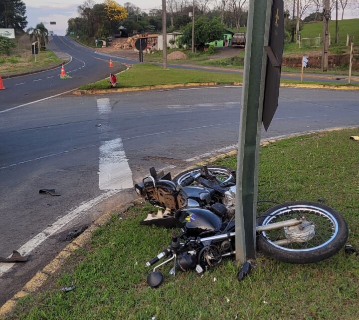 Motociclista sem habilitação e passageira ficam gravemente feridos em acidente na SC-480 em Chapecó