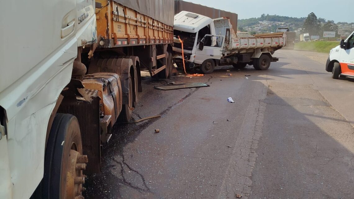 Colisão entre carreta e caminhão mobiliza bombeiros na BR-282 em Maravilha Colisão entre carreta e caminhão mobiliza bombeiros na BR-282 em Maravilha