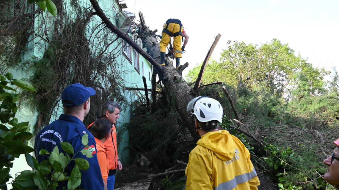 Temporal causa destelhamentos e mobiliza equipes em São Lourenço do Oeste