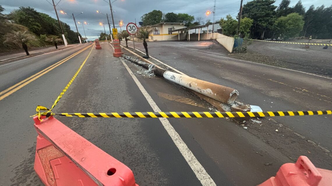 Caminhão derruba poste após motorista cochilar ao volante em Bom Jesus