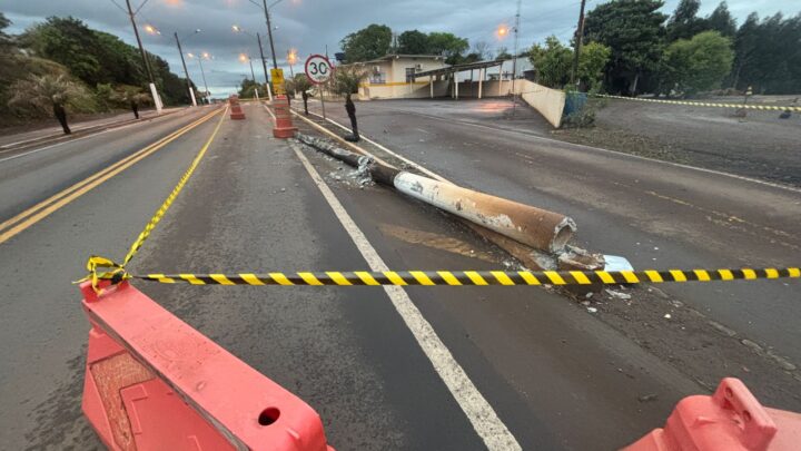 Caminhão derruba poste após motorista cochilar ao volante em Bom Jesus