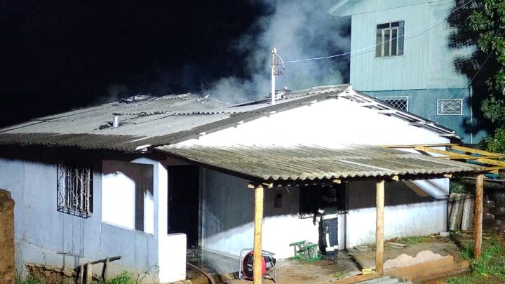Bombeiros combatem incêndio em residência no bairro Nossa Senhora de Fátima em Xanxerê