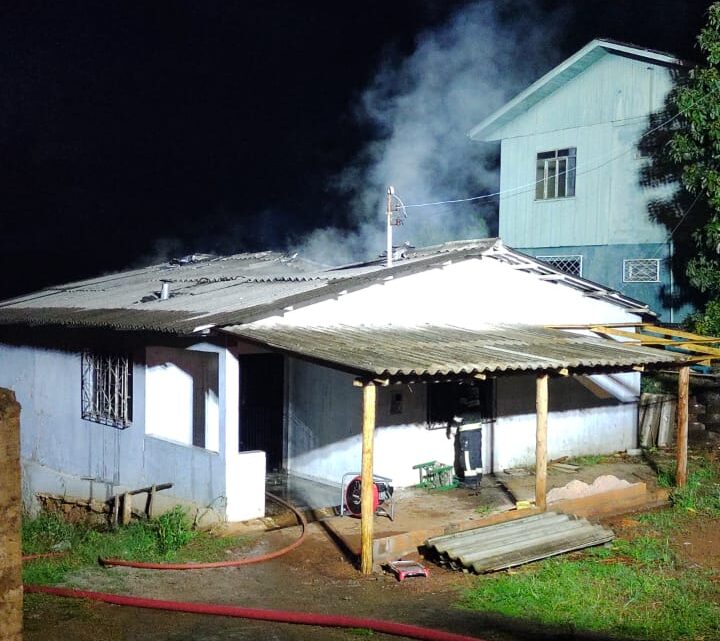 Bombeiros combatem incêndio em residência no bairro Nossa Senhora de Fátima em Xanxerê