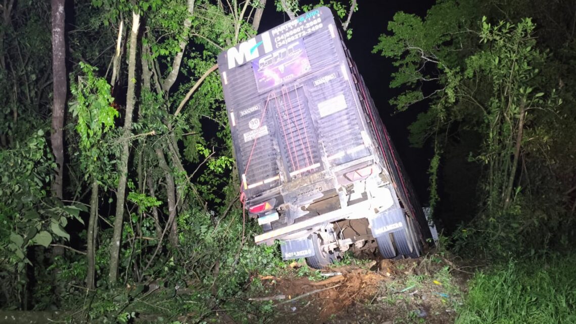Saída de pista mobiliza bombeiros em Palmitos Saída de pista mobiliza bombeiros em Palmitos