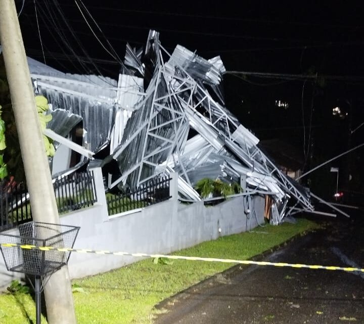 Fortes ventos destelham edificação e atingem rede elétrica em Águas de Chapecó Fortes ventos destelham edificação e atingem rede elétrica em Águas de Chapecó