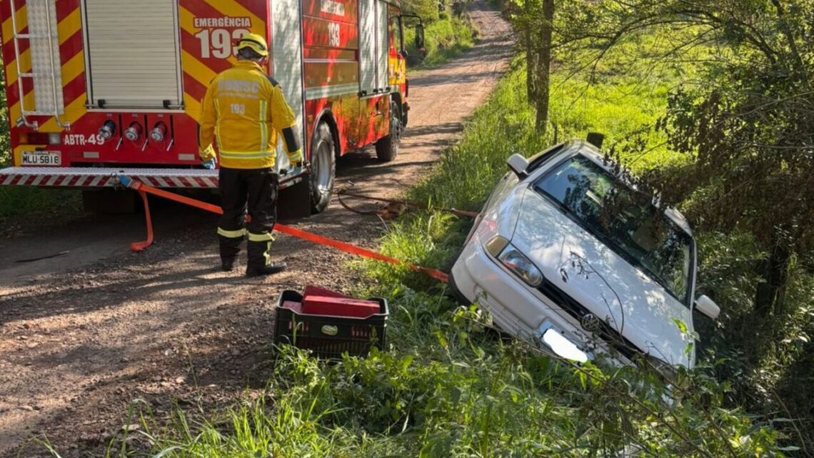Idosas se envolvem em acidente e carro fica suspenso em SC