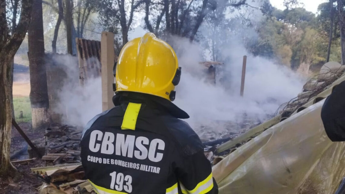 Incêndio criminoso destrói quiosque e carro em chácara de SC