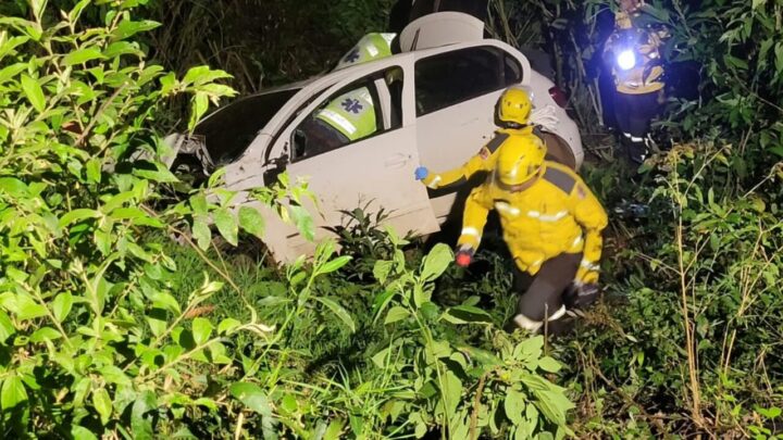 Motorista cai em ribanceira e fica gravemente ferido na SC-160
