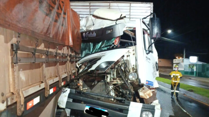 Motorista tem taquicardia após colisão entre caminhões no Oeste de SC