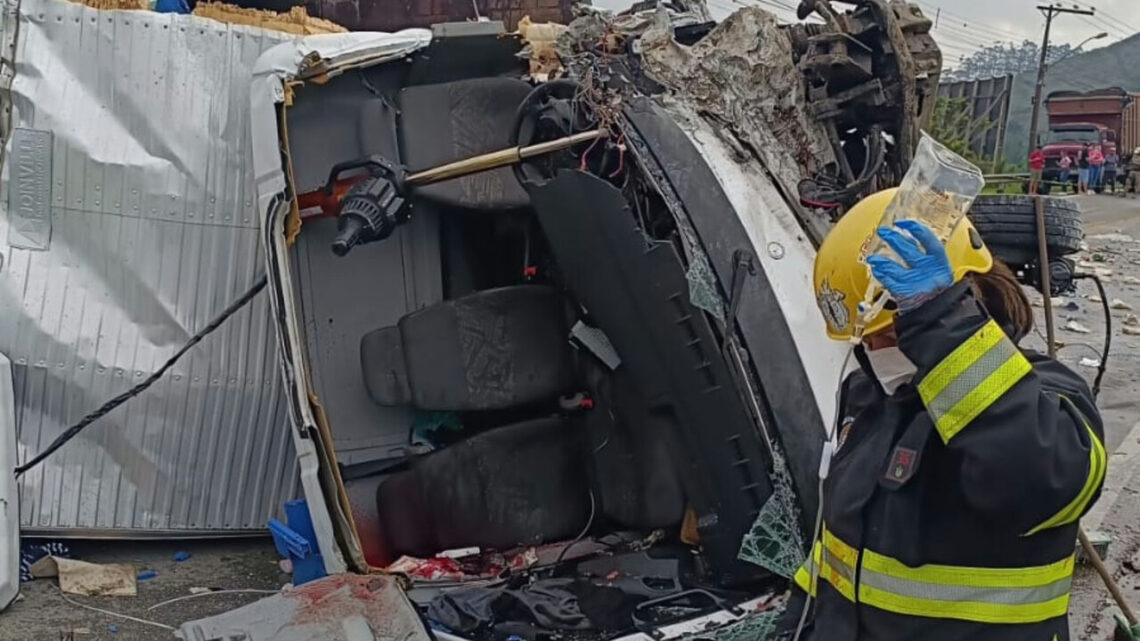 Grave acidente deixa motorista preso nas ferragens e interdita rodovia em SC