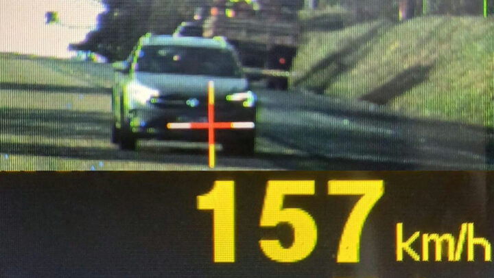 Fiscalização na BR-116 registra motorista a 157 km/h