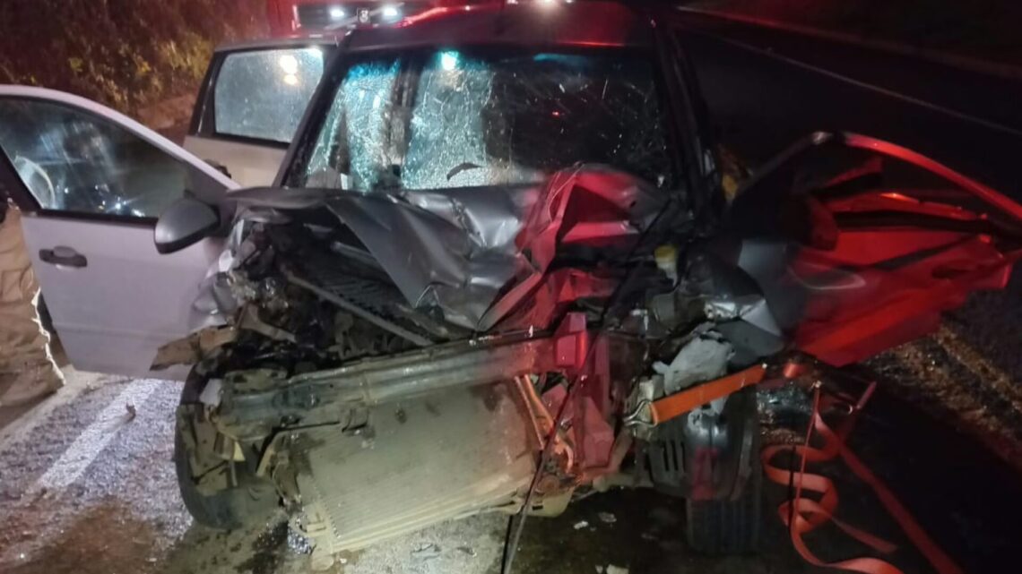 Colisão na SC-350 deixa três pessoas gravemente feridas Colisão na SC-350 deixa três pessoas gravemente feridas