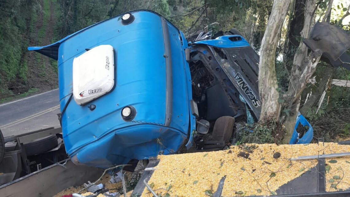 Imagens impressionantes! caminhoneiro escapa por pouco após caminhão tombar em curva perigosa de SC