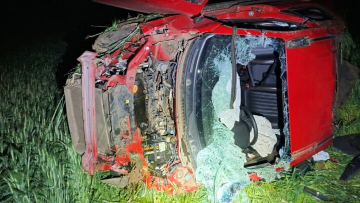 Capotamento na SC-161 deixa dois feridos em Anchieta