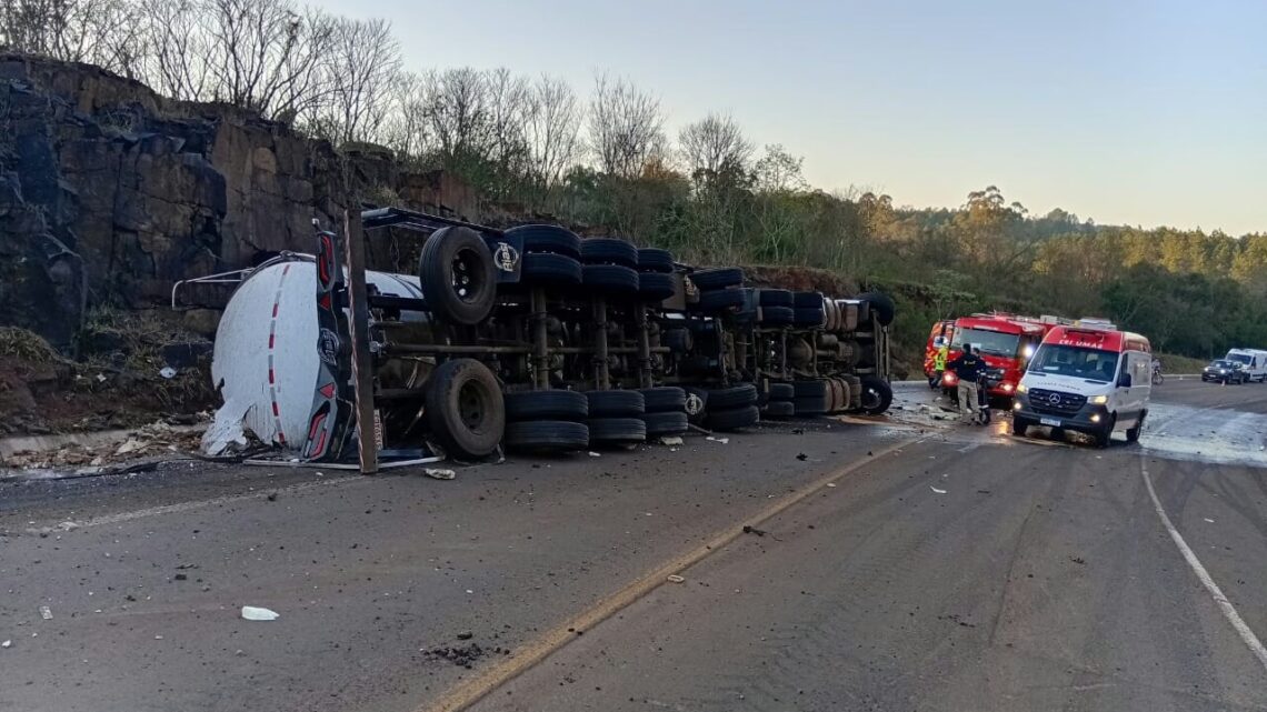 Motorista fica preso às ferragens após capotamento na BR-282 Motorista fica preso às ferragens após capotamento na BR-282