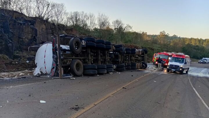 Motorista fica preso às ferragens após capotamento na BR-282